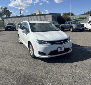 2018 Chrysler Pacifica Hybrid Touring L photo 4