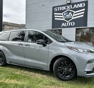 2025 Toyota Sienna XSE 7-Passenger AWD photo 1