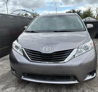2013 Toyota Sienna LE FWD 8-Passenger V6 photo 2