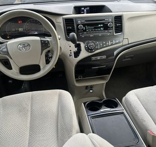 2013 Toyota Sienna LE FWD 8-Passenger V6 photo 9