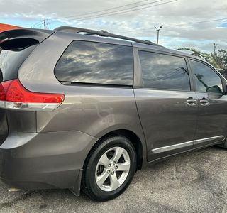 2013 Toyota Sienna LE FWD 8-Passenger V6 photo 7