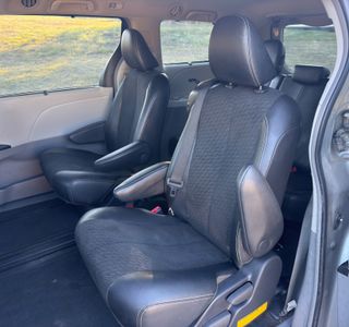 2014 Toyota Sienna FWD 7-Passenger V6 photo 8