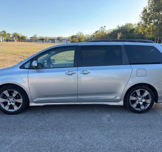 2014 Toyota Sienna FWD 7-Passenger V6 photo 1