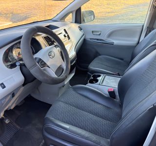 2014 Toyota Sienna FWD 7-Passenger V6 photo 5