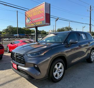 2021 Toyota Highlander LE FWD V6 photo 1
