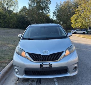2014 Toyota Sienna FWD 7-Passenger V6 photo 2