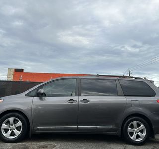 2013 Toyota Sienna LE FWD 8-Passenger V6 photo 4
