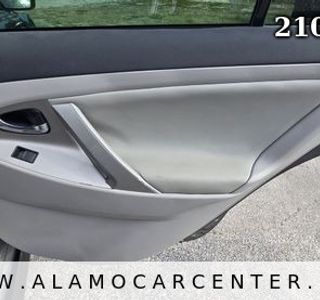 2009 Toyota Camry SE photo 22