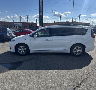 2018 Chrysler Pacifica Hybrid Touring L photo 1