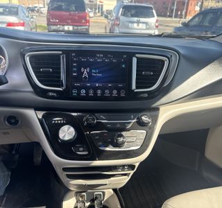 2018 Chrysler Pacifica Hybrid Touring L photo 17