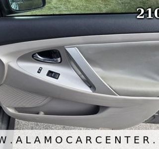 2009 Toyota Camry SE photo 18