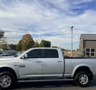 2017 RAM 3500 Laramie Crew Cab 4WD photo 9