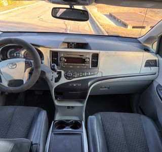 2014 Toyota Sienna FWD 7-Passenger V6 photo 3