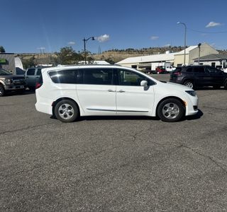 2018 Chrysler Pacifica Hybrid Touring L photo 5
