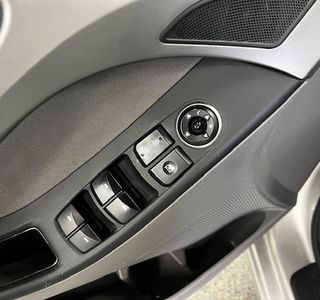 2016 Hyundai Elantra SE 6AT photo 12