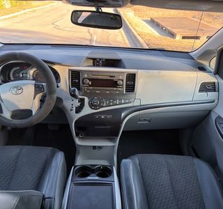 2014 Toyota Sienna FWD 7-Passenger V6 photo 12