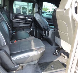 2019 RAM 3500 Crew Cab Laramie DRW 4WD photo 18