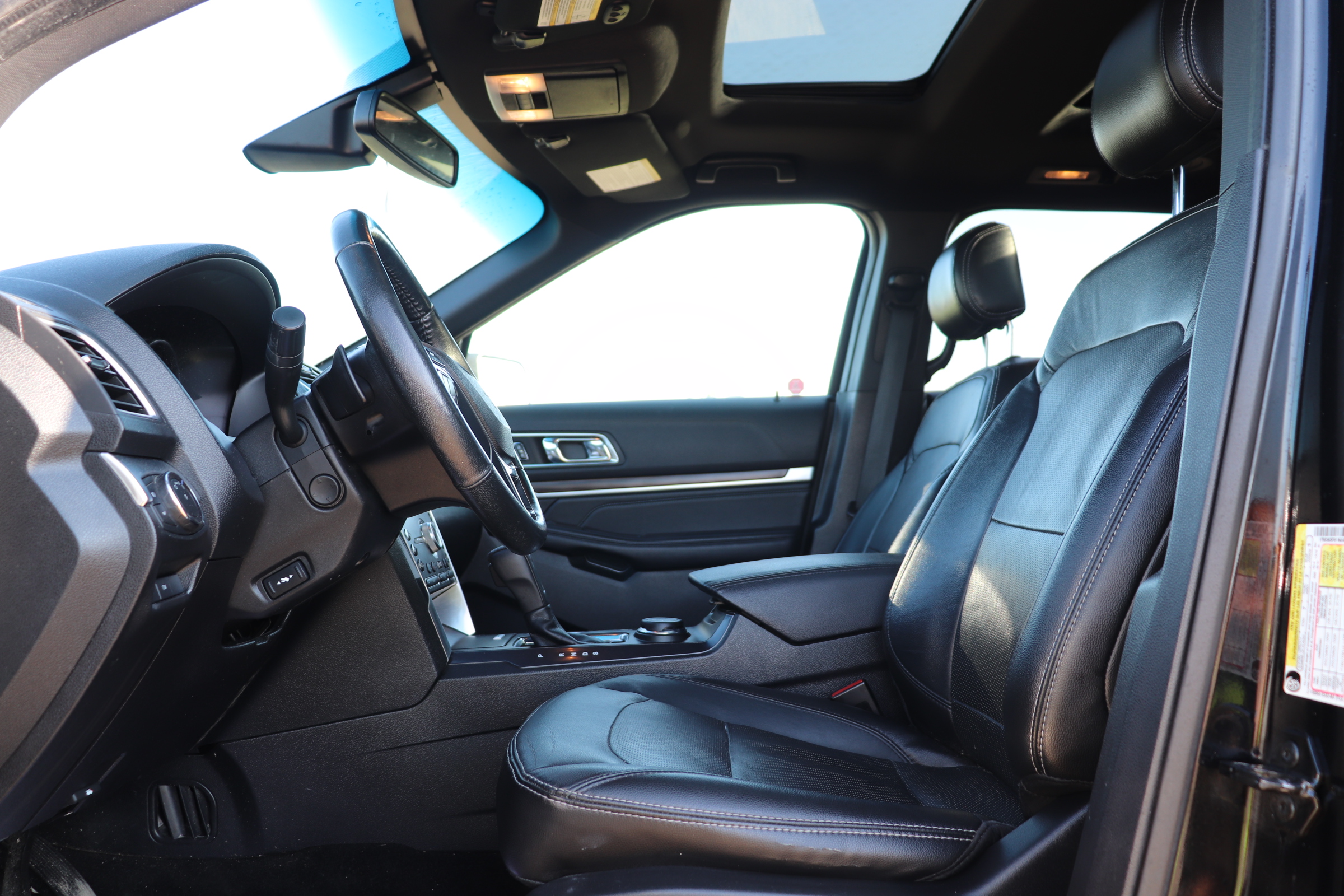 2017 Ford Explorer (R)(P)(7) Limited 4WD - 13