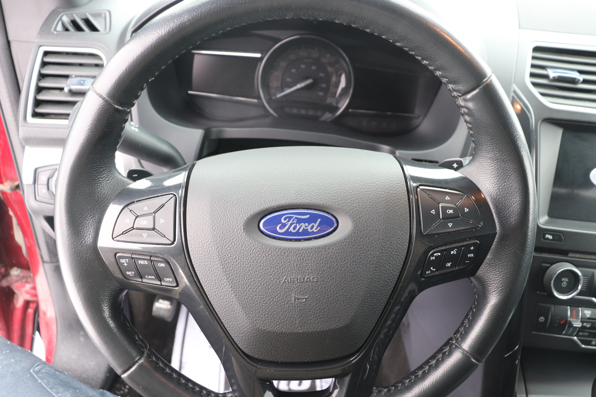 2017 Ford Explorer (R)(J)(7) XLT 4WD - 9