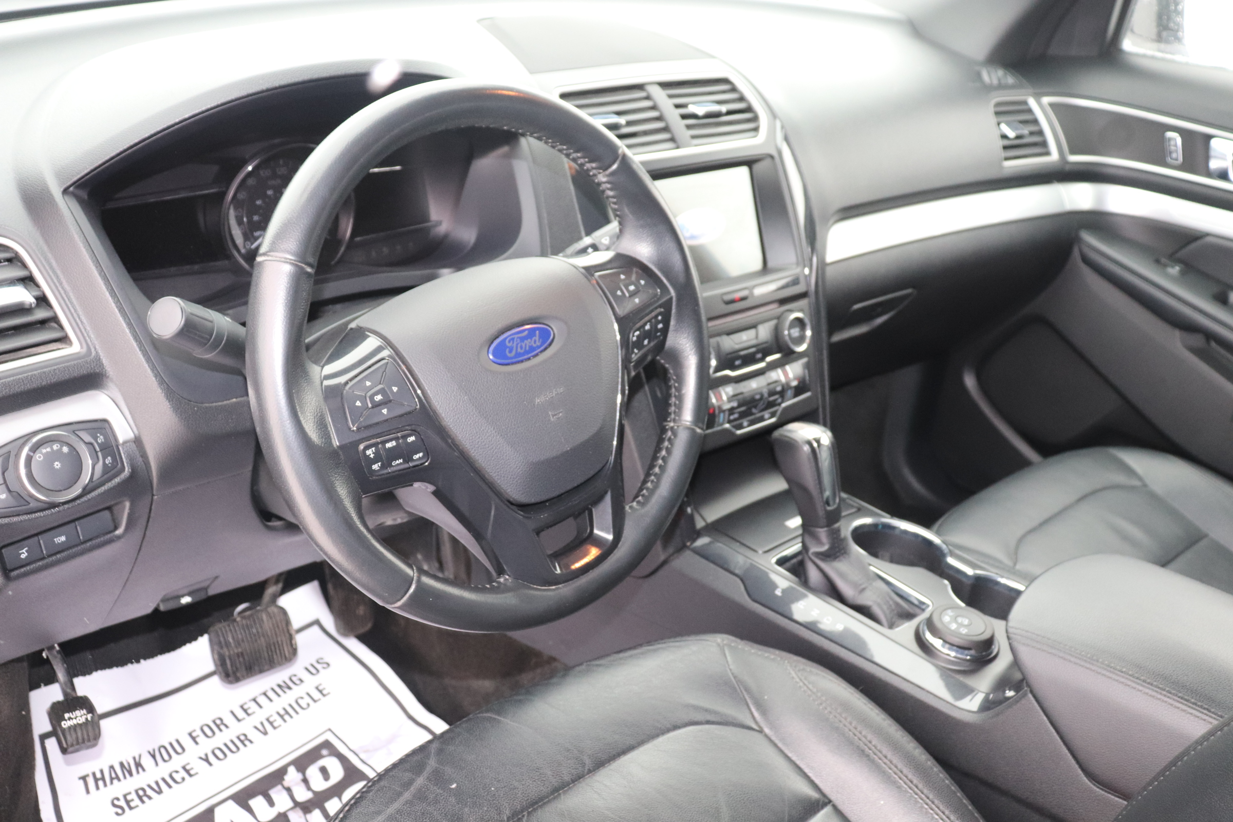 2017 Ford Explorer (R)(J)(7) XLT 4WD - 8
