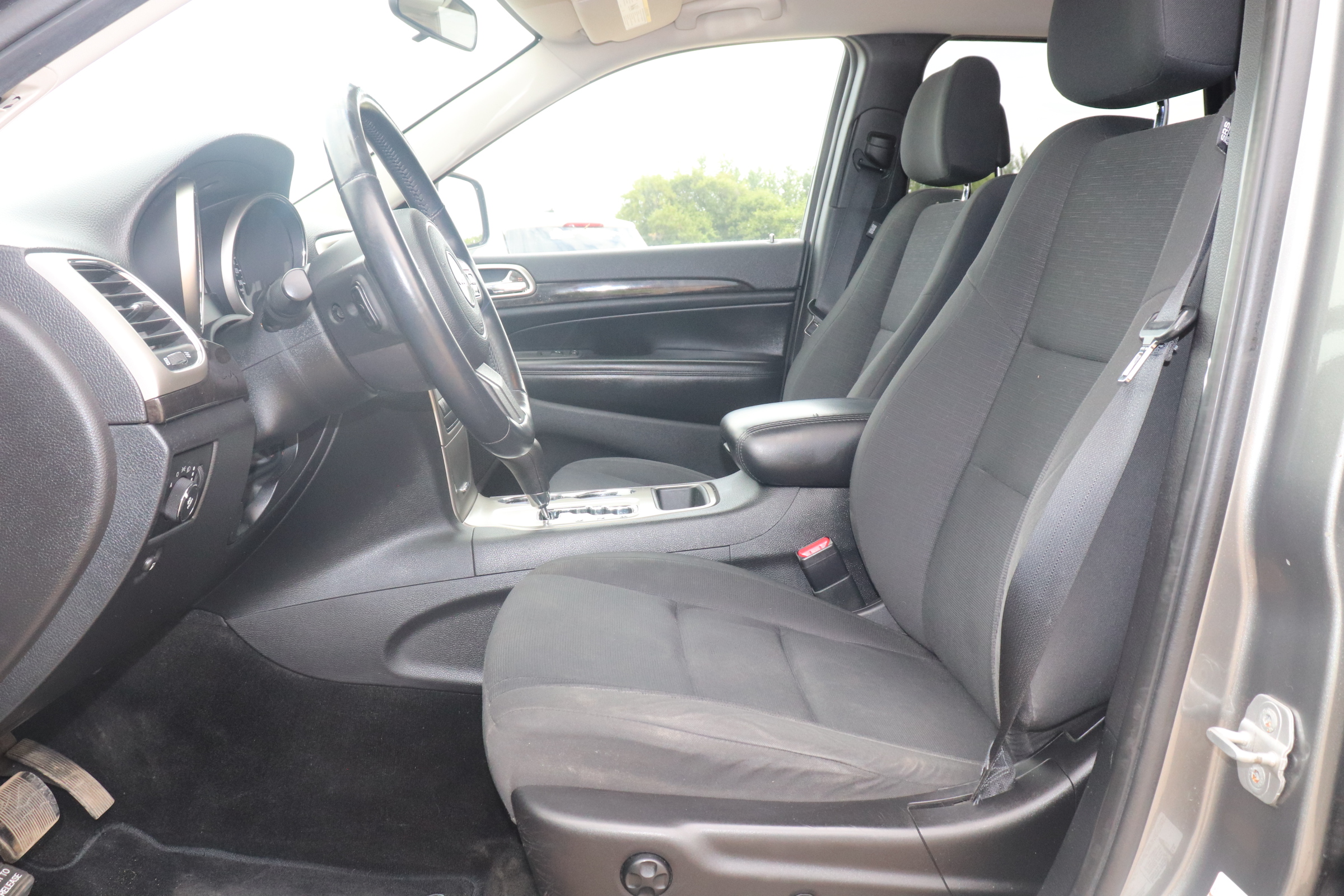 2012 Jeep Grand Cherokee (R)(G)(5) Laredo 4WD - 12