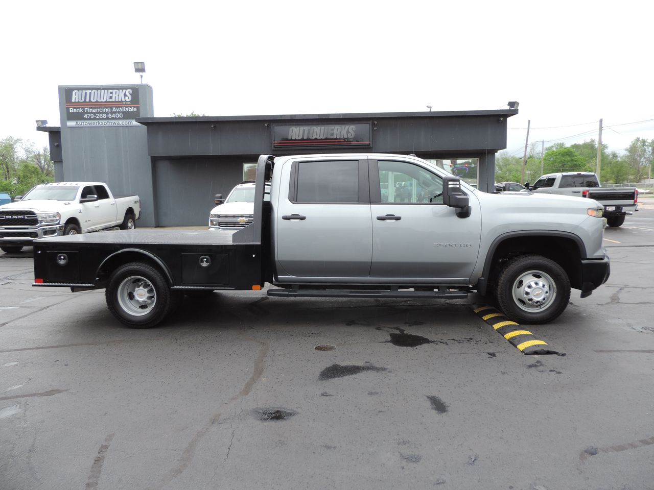 2024 Chevrolet Silverado 3500HD Crew Cab W/T Flatbed DRW 4WD