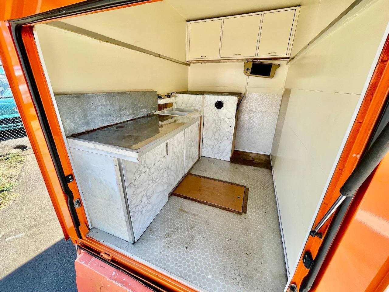 2000 Daihatsu Hi-Jet Hi-Roof Mobile Kitchen 2WD, AC, PS, Automatic