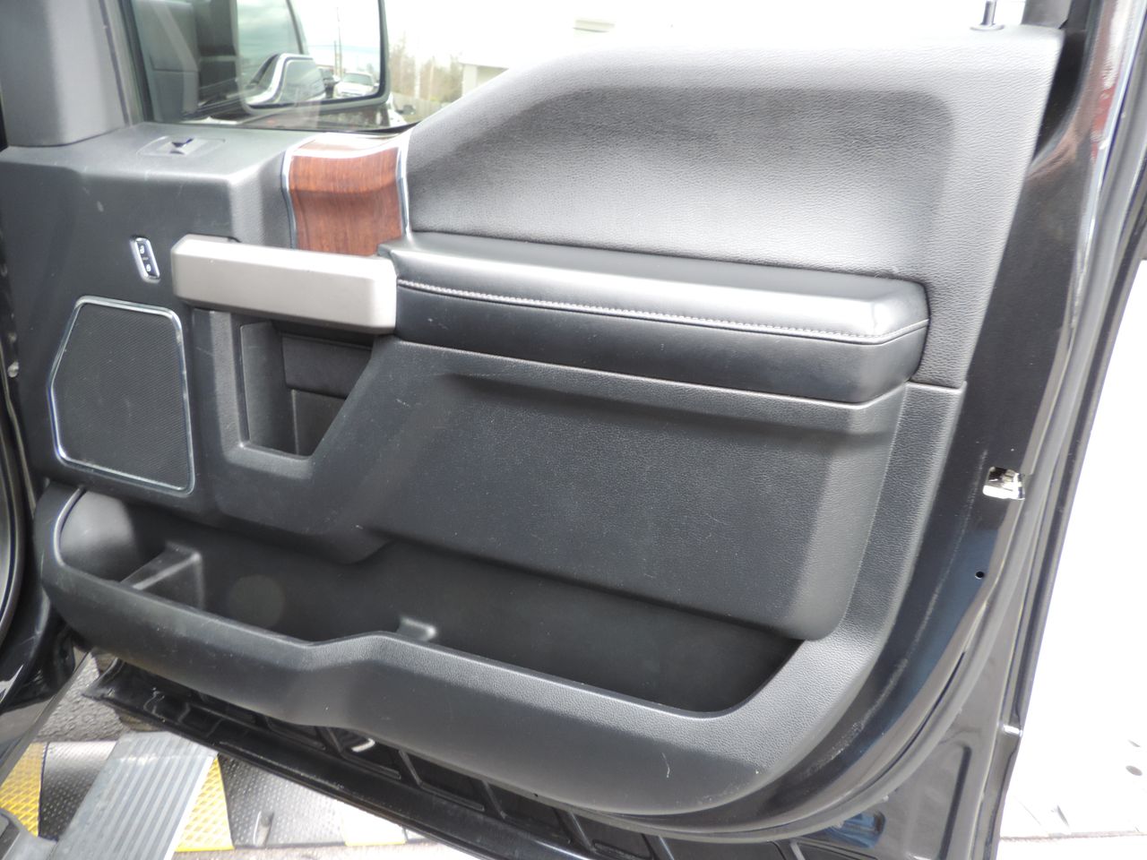 2015 Ford F-150 SuperCrew Platinum 4WD