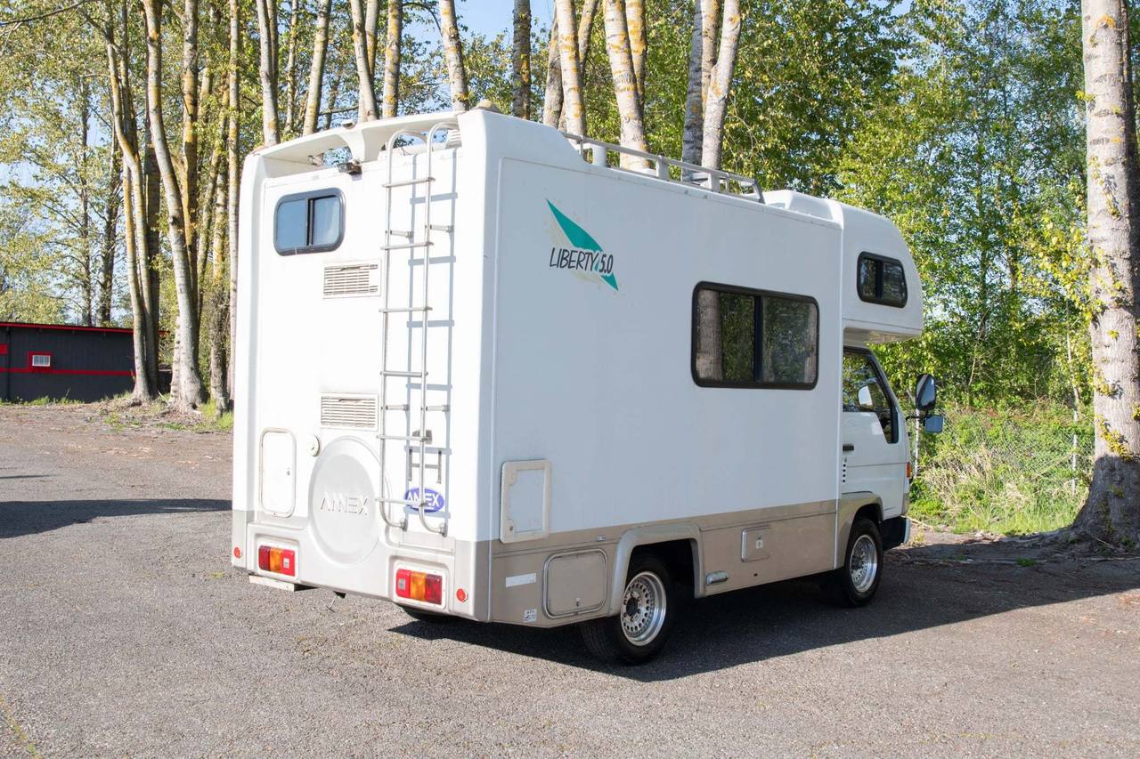 1998 Toyota Camroad Liberty 5.0 Camper 4WD, Bunk Beds, Stove, Auto