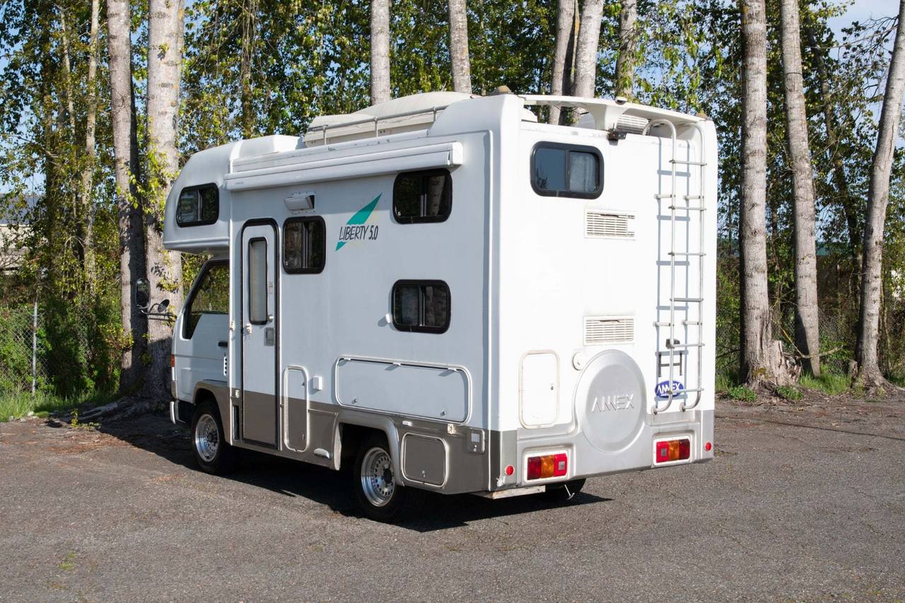 1998 Toyota Camroad Liberty 5.0 Camper 4WD, Bunk Beds, Stove, Auto