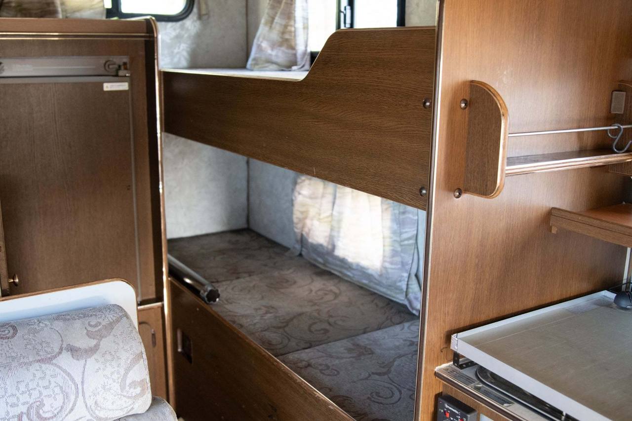 1998 Toyota Camroad Liberty 5.0 Camper 4WD, Bunk Beds, Stove, Auto