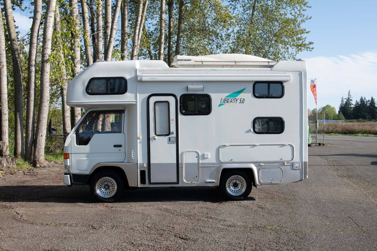 1998 Toyota Camroad Liberty 5.0 Camper 4WD, Bunk Beds, Stove, Auto