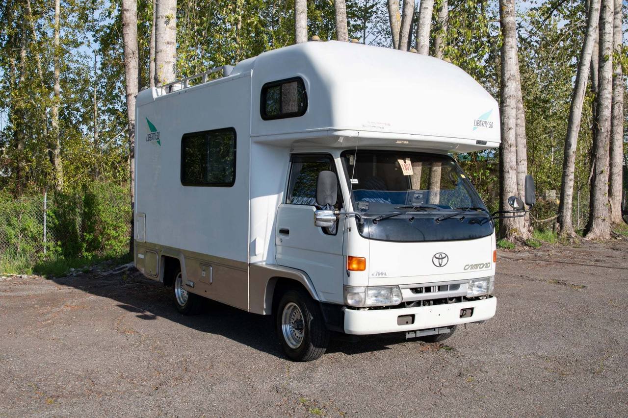 1998 Toyota Camroad Liberty 5.0 Camper 4WD, Bunk Beds, Stove, Auto