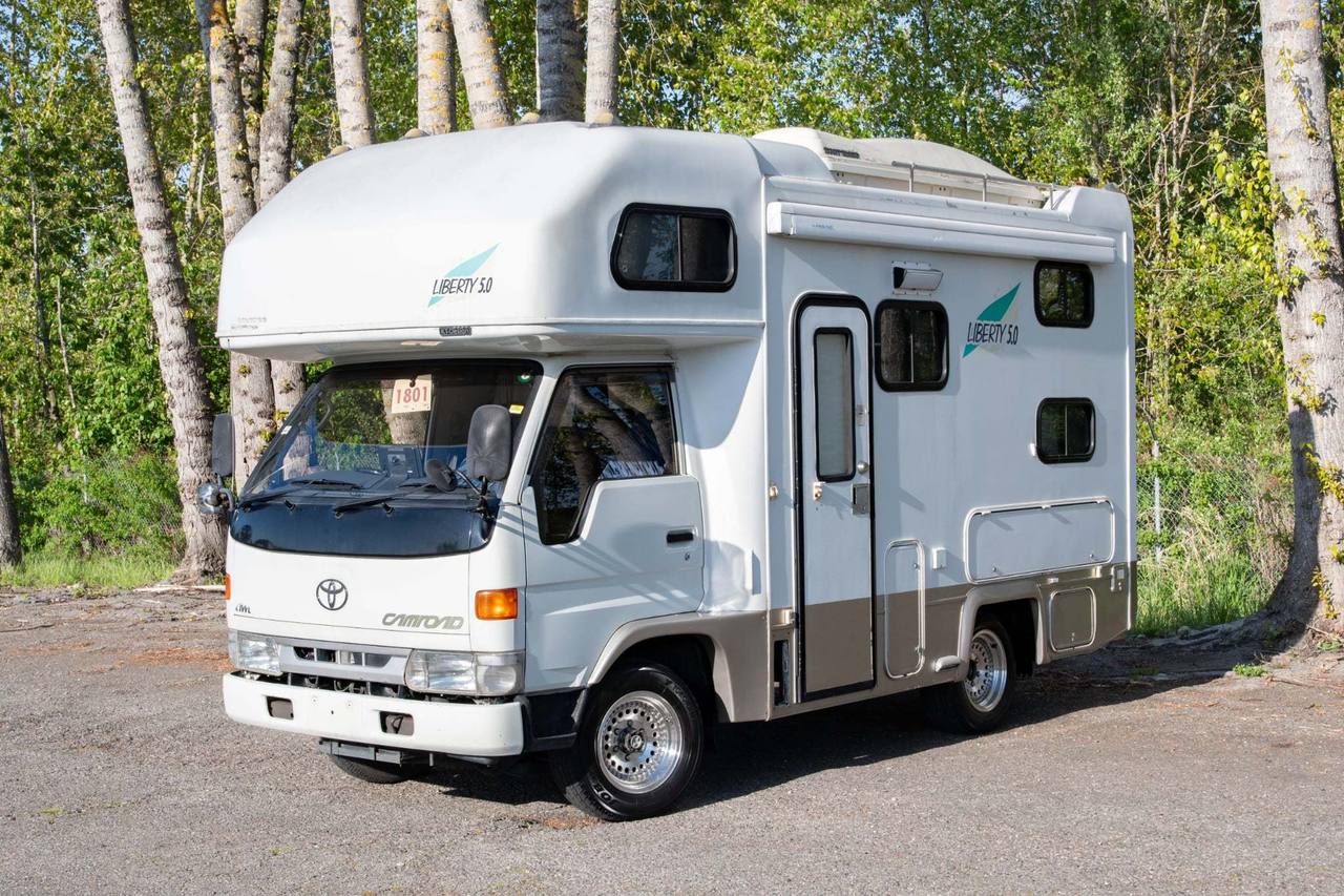 1998 Toyota Camroad Liberty 5.0 Camper 4WD, Bunk Beds, Stove, Auto