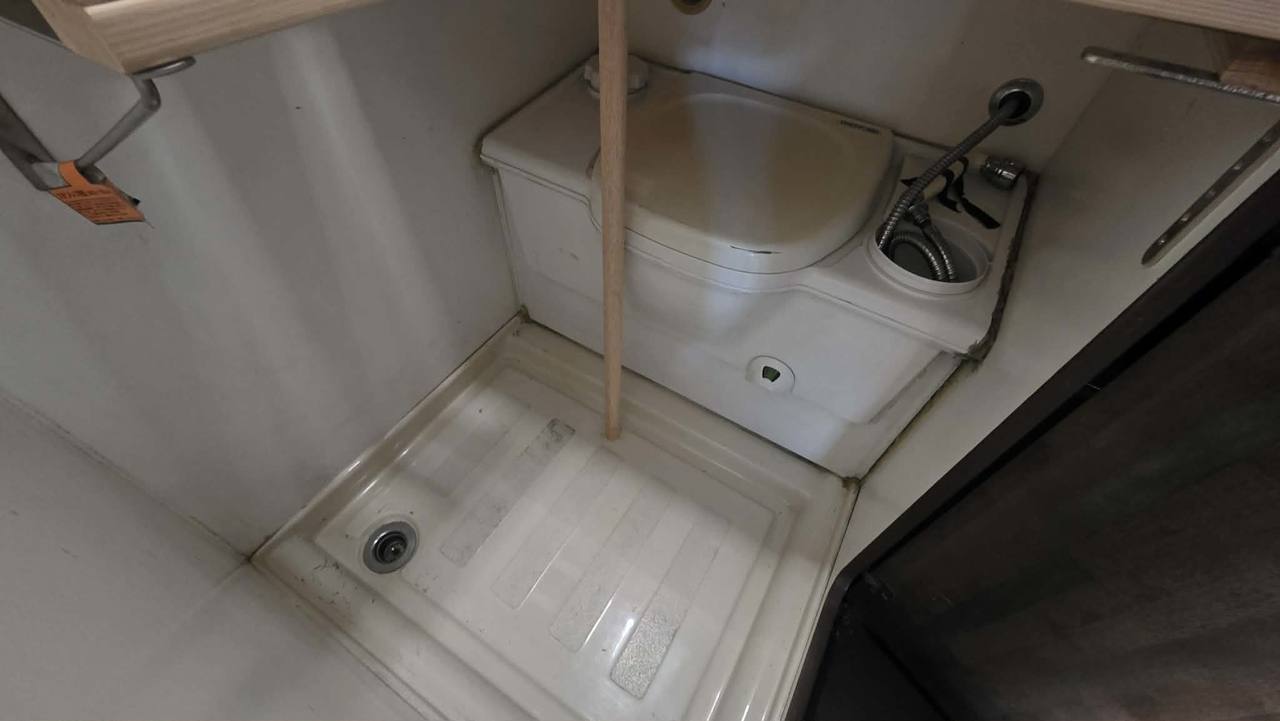 1998 Toyota Camroad Liberty 5.0 Camper 4WD, Bunk Beds, Stove, Auto