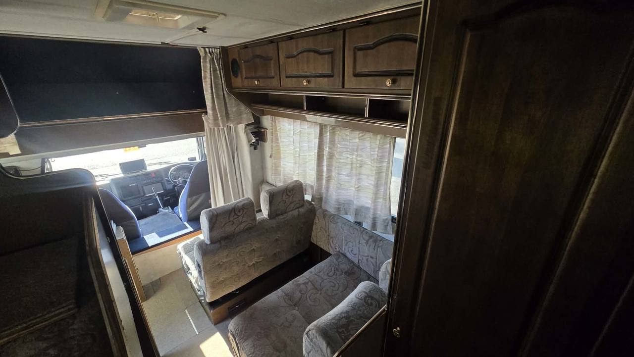 1998 Toyota Camroad Liberty 5.0 Camper 4WD, Bunk Beds, Stove, Auto