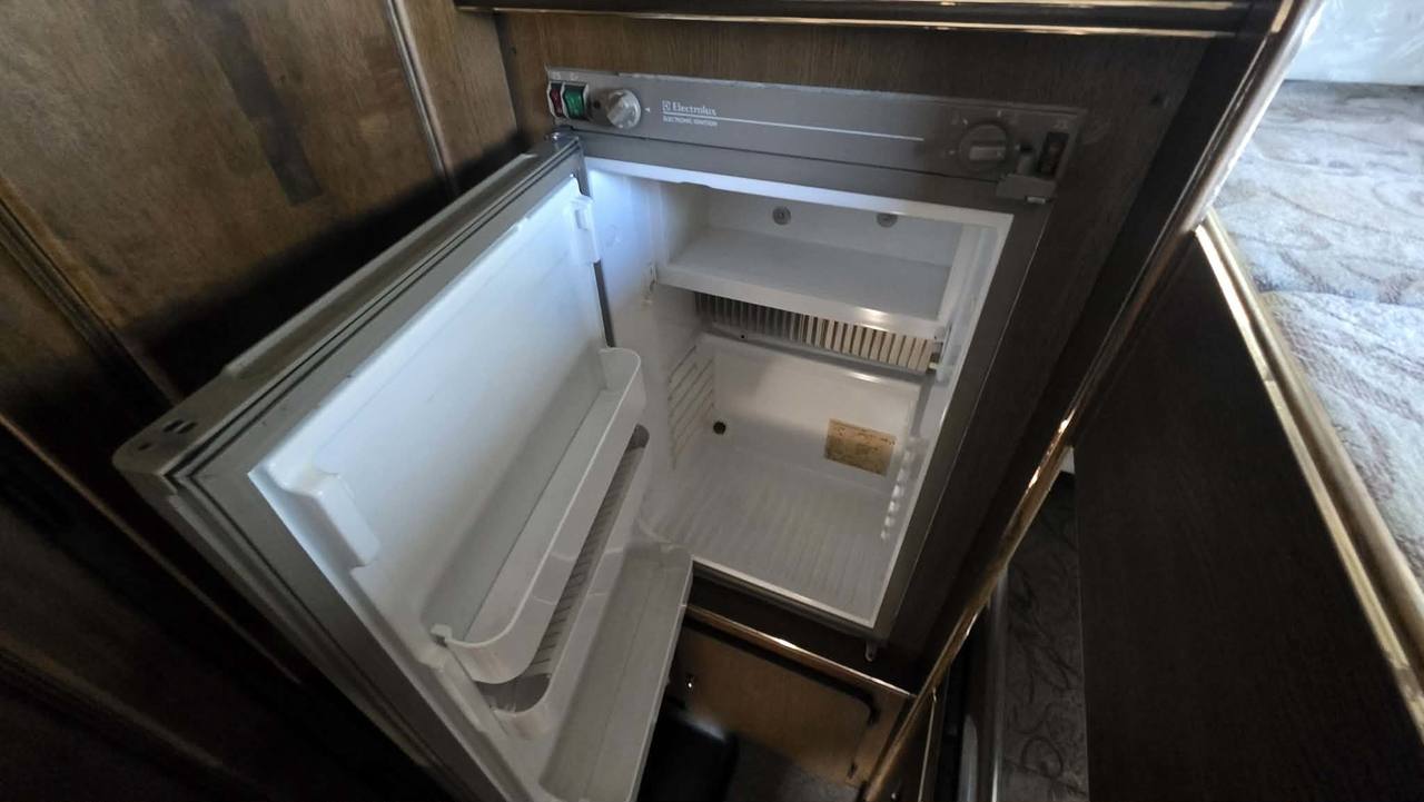 1998 Toyota Camroad Liberty 5.0 Camper 4WD, Bunk Beds, Stove, Auto