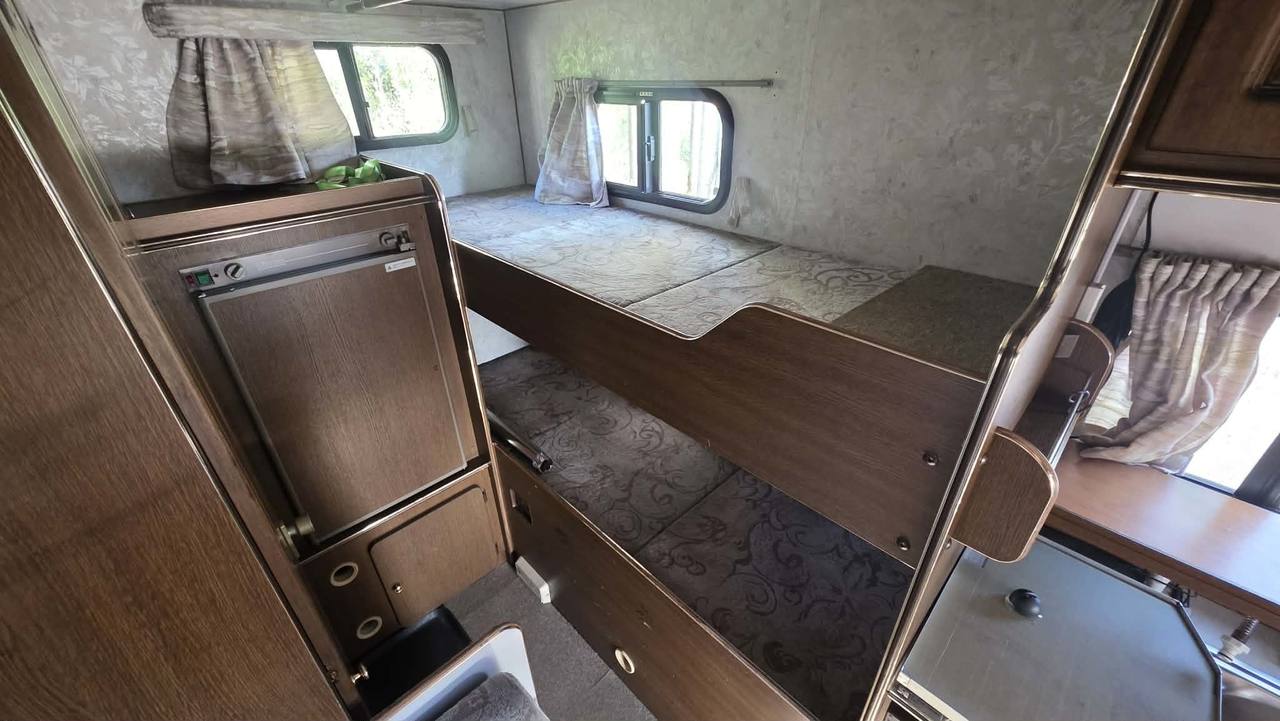 1998 Toyota Camroad Liberty 5.0 Camper 4WD, Bunk Beds, Stove, Auto