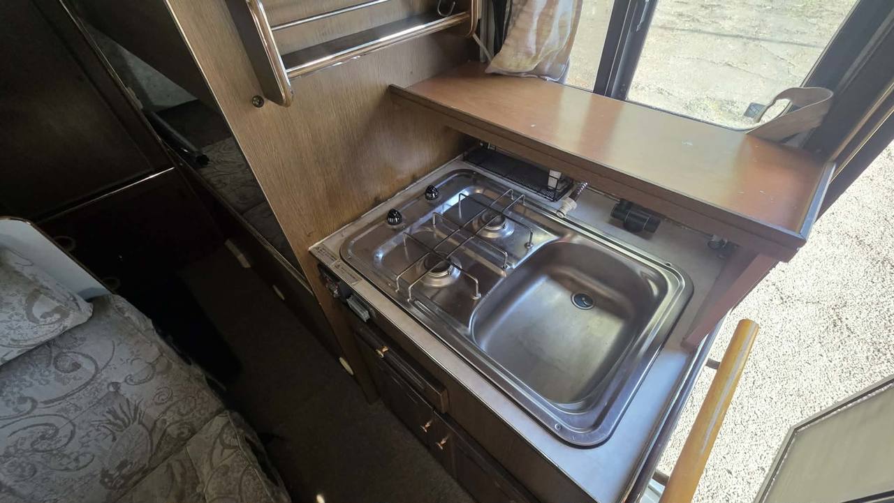 1998 Toyota Camroad Liberty 5.0 Camper 4WD, Bunk Beds, Stove, Auto