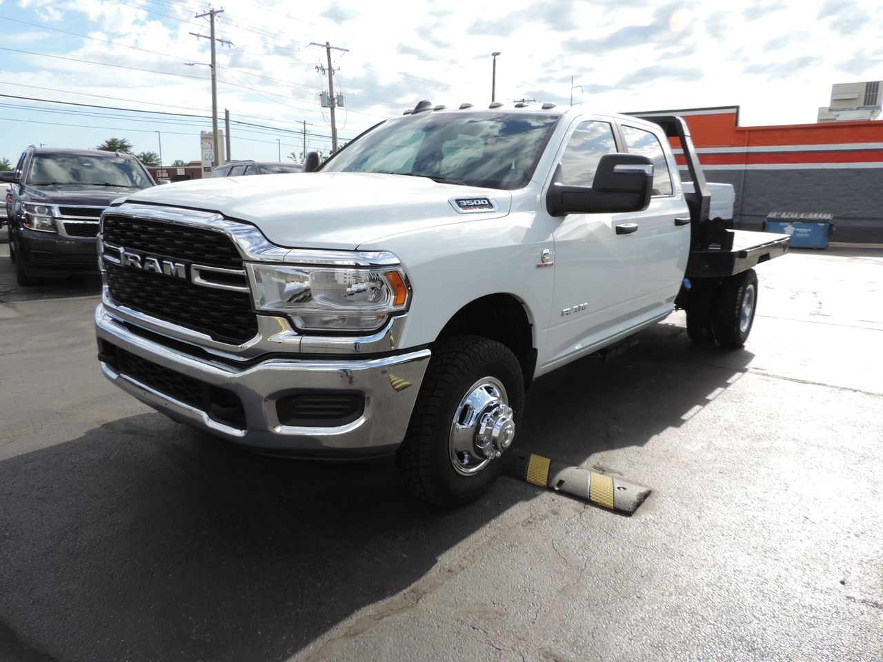 2024 RAM 3500 Crew Cab SLT Flatbed DRW 4WD