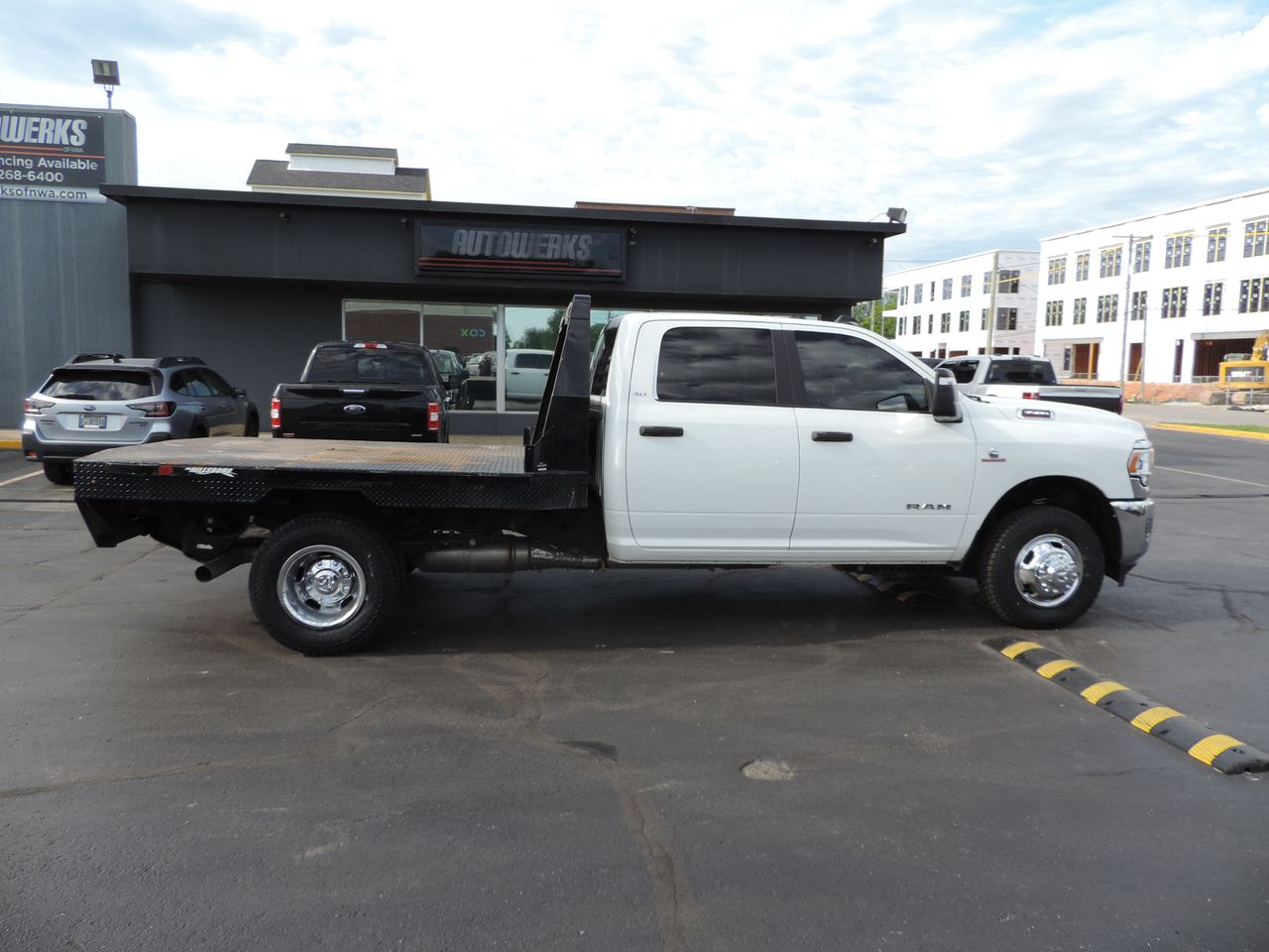 2024 RAM 3500 Crew Cab SLT Flatbed DRW 4WD