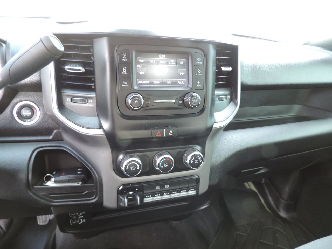 2024 RAM 3500 Crew Cab SLT Flatbed DRW 4WD