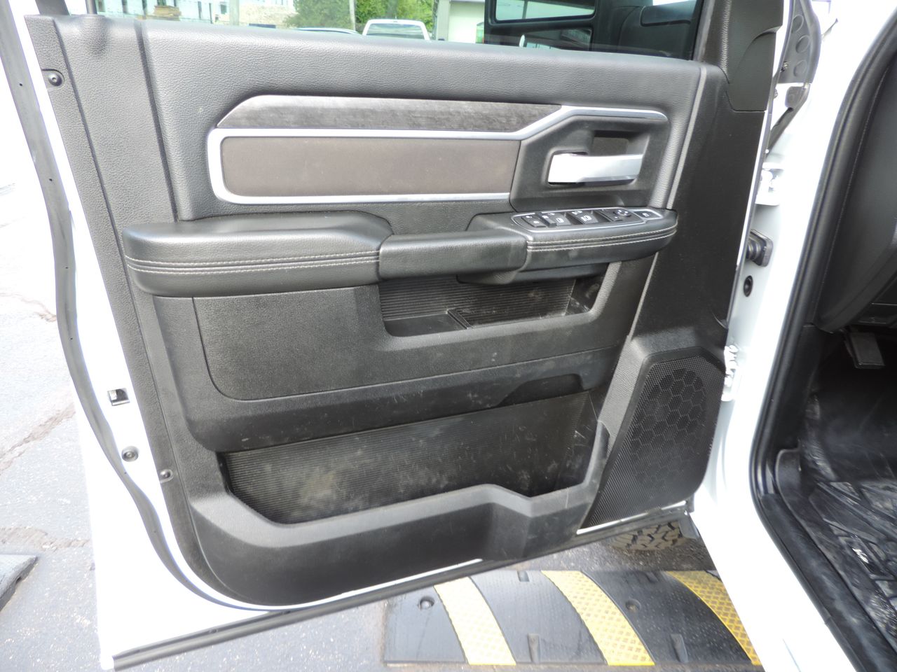 2024 RAM 3500 Crew Cab SLT Flatbed DRW 4WD