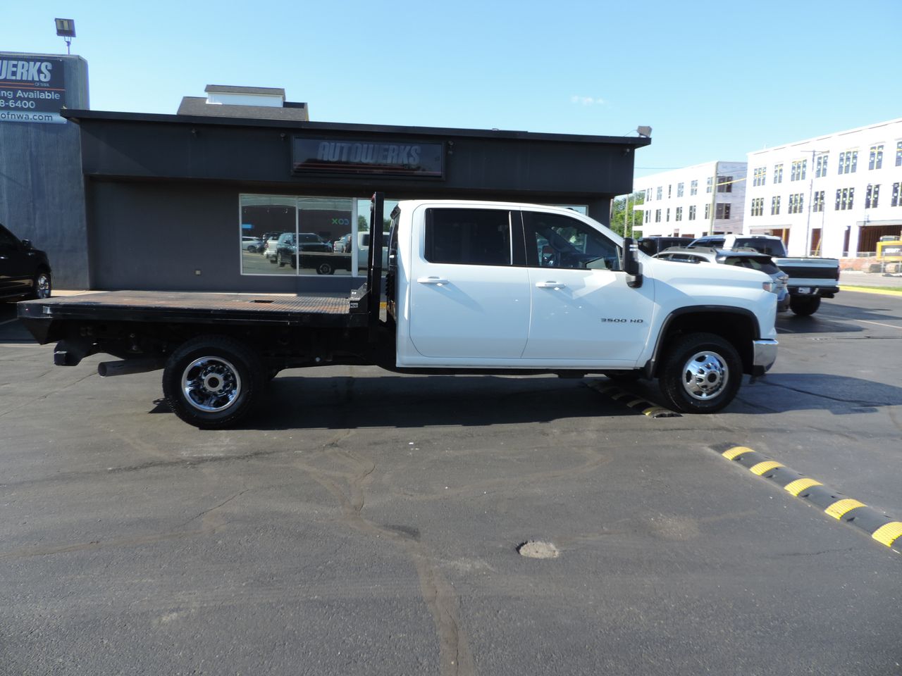 2024 Chevrolet Silverado 3500HD Crew Cab LT Flatbed DRW 4WD
