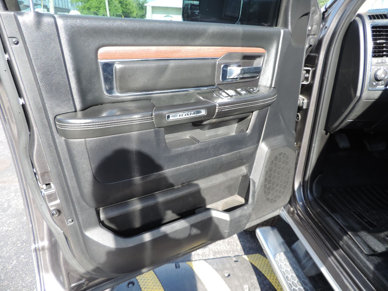2015 RAM 3500 Crew Cab Laramie DRW 4WD 