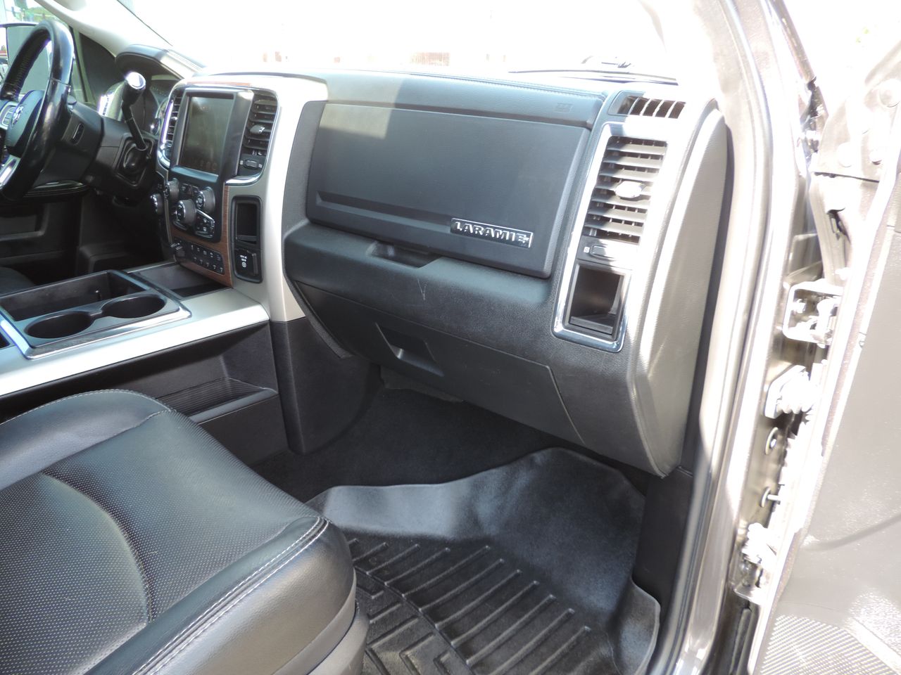 2015 RAM 3500 Crew Cab Laramie DRW 4WD 