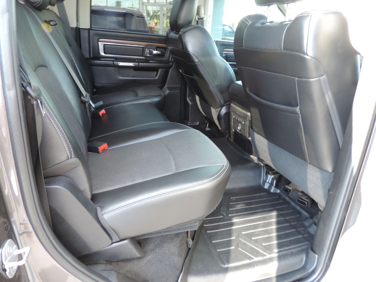2015 RAM 3500 Crew Cab Laramie DRW 4WD 