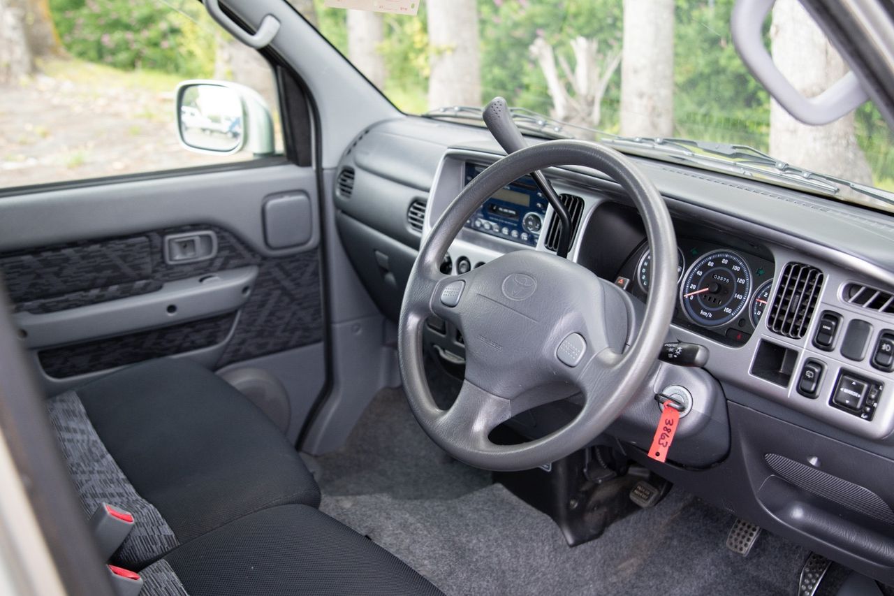 2001 Toyota Sparky X RWD, PS, PW, PL, AC, Airbags, 7 Pass, Auto