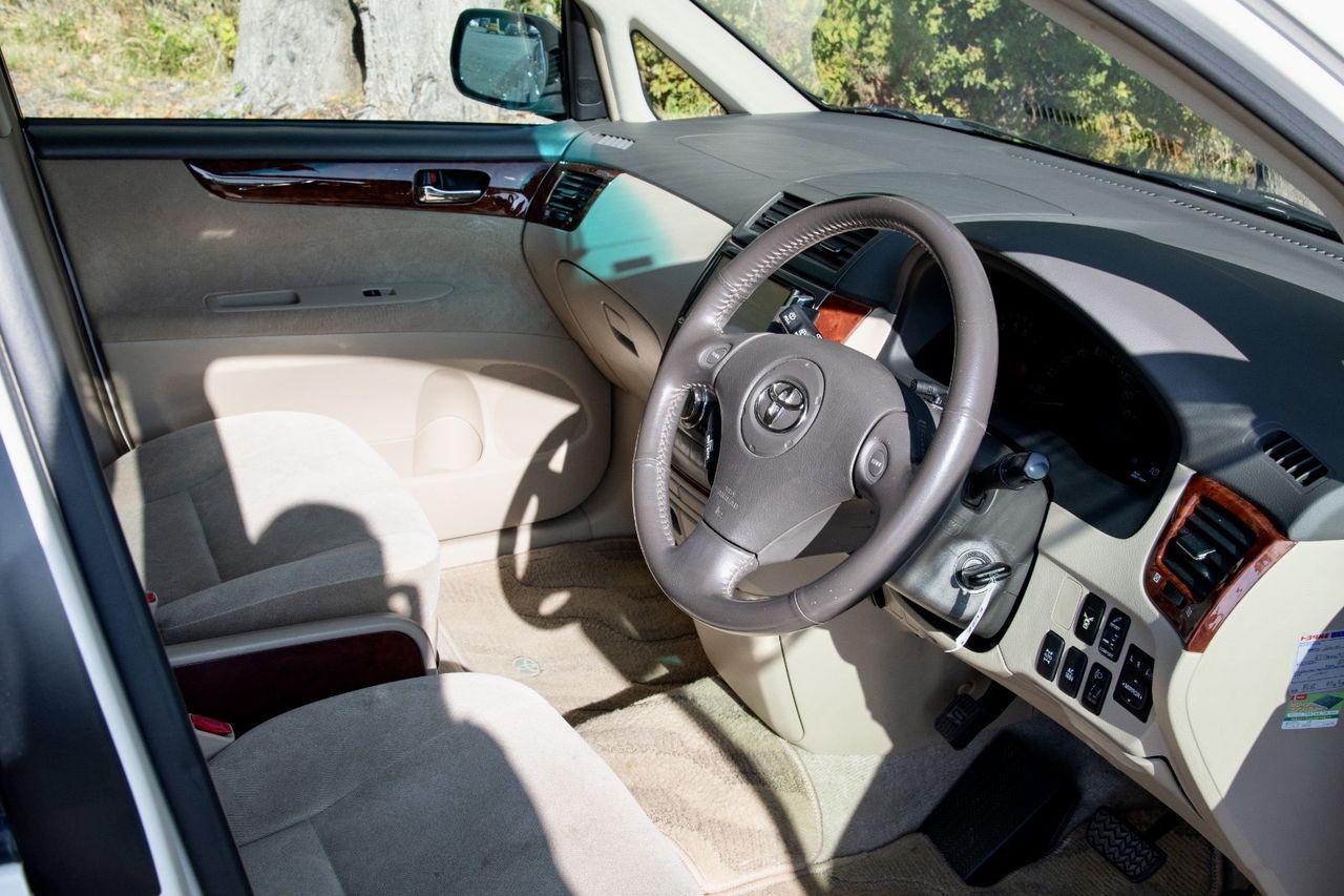 2001 Toyota Ipsum 4WD, 3 Row 7 Passenger, Fully Loaded, Automatic