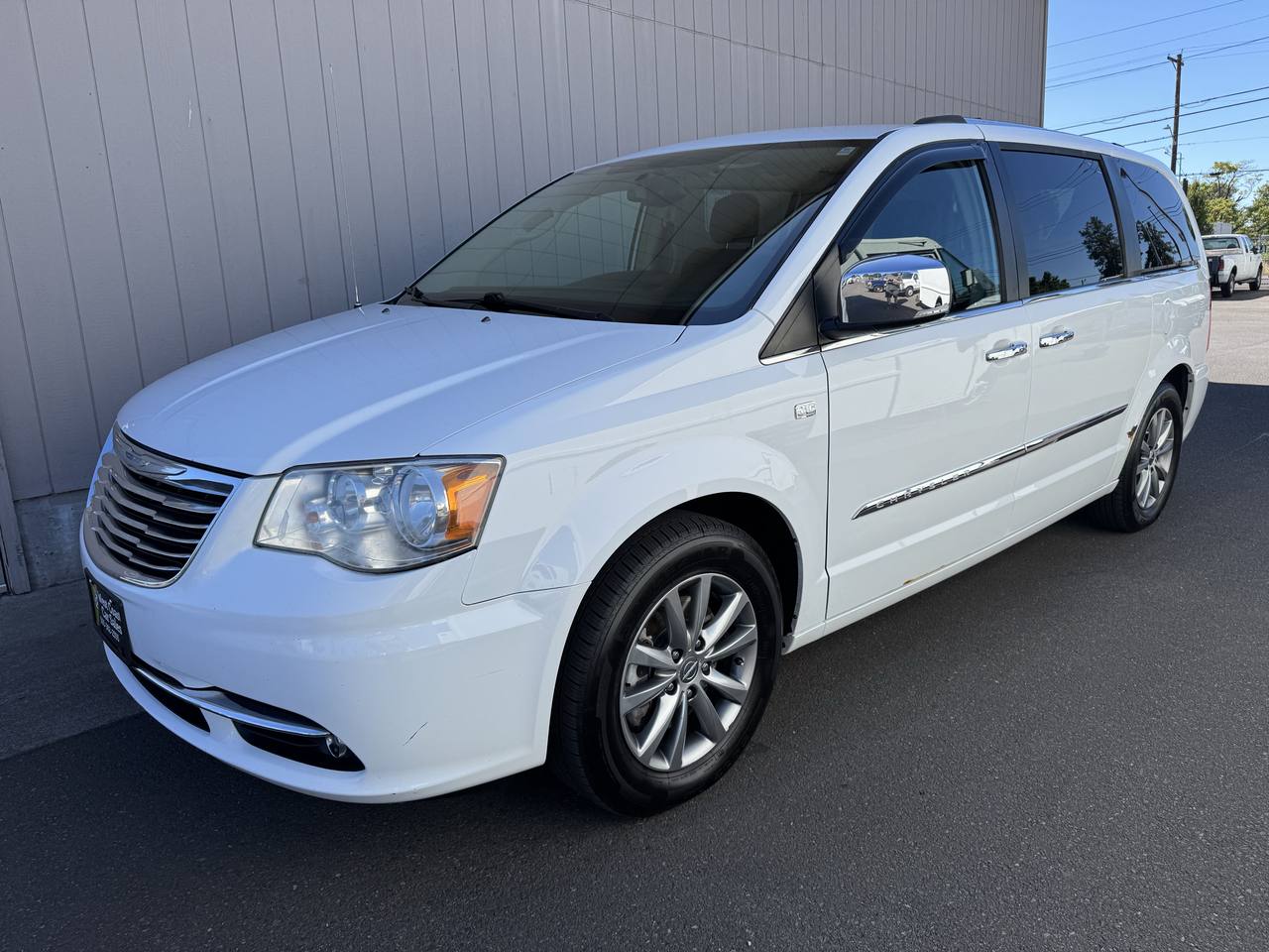 White 2014 Chrysler Town & Country Minivan Front-Wheel Drive Automatic